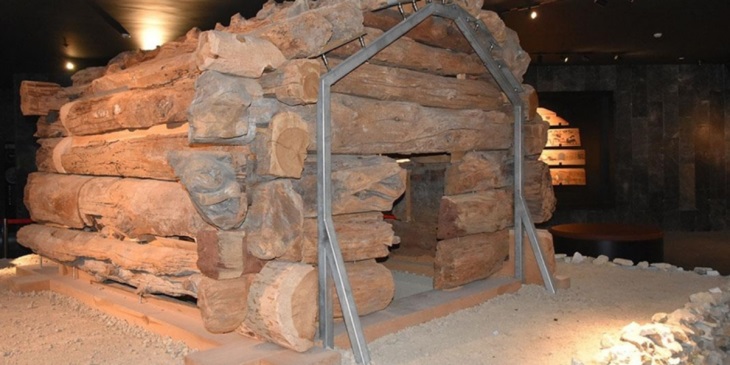 Persler ve İskitler arasındaki savaşı tasvir eden 2500 yıllık ahşap mezar odası