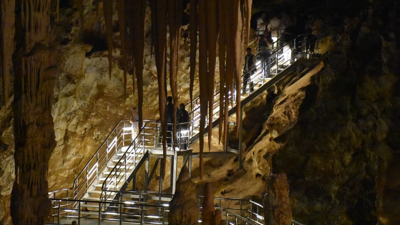 Kurban Bayramı’nı Gümüşhane’de geçirenler Karaca Mağarası’nı ziyaret ediyor