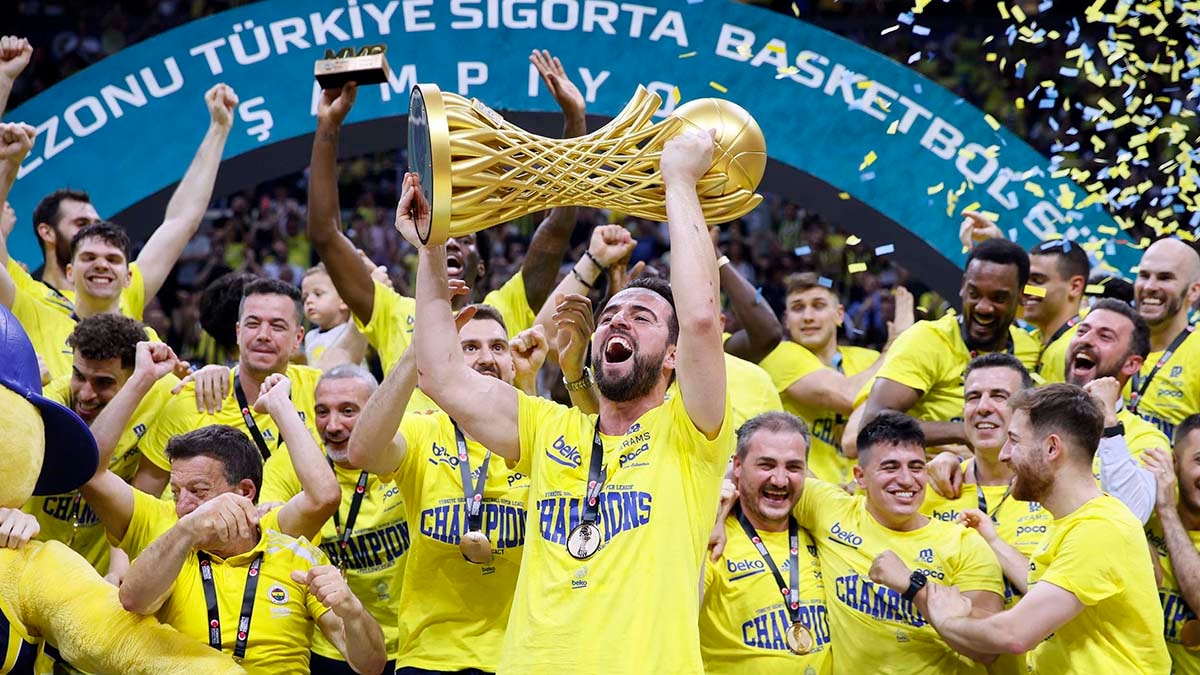 Süper Ligi 2023-24 sezonu şampiyonu Fenerbahçe oldu