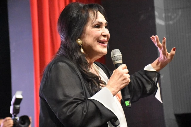 Türkan Şoray, Van’da sevenleriyle buluştu