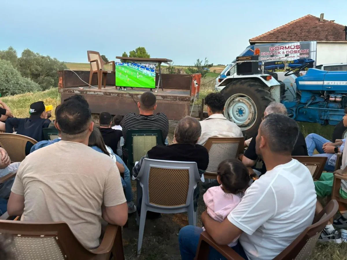 Yozgat’ta traktör kasası üzerinde milli maç heyecanı
