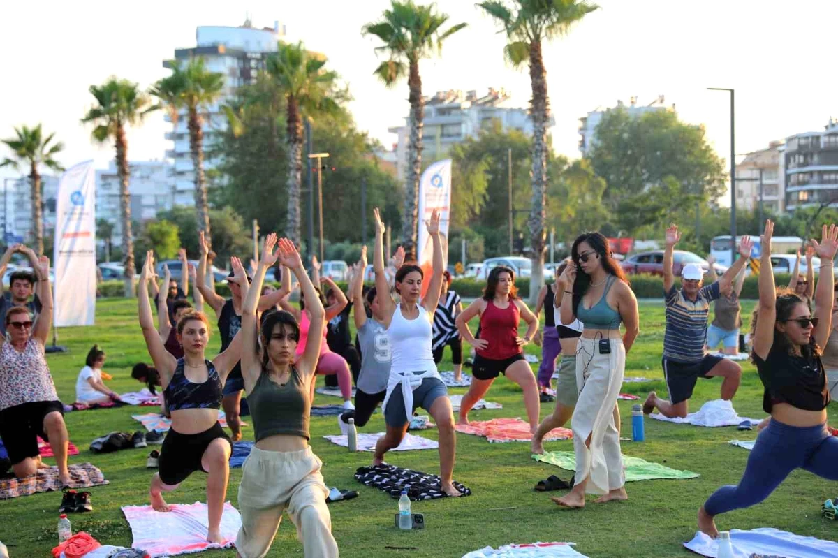Antalya Büyükşehir Belediyesi Dünya Yoga Günü’nü Konyaaltı Sahilinde Kutladı