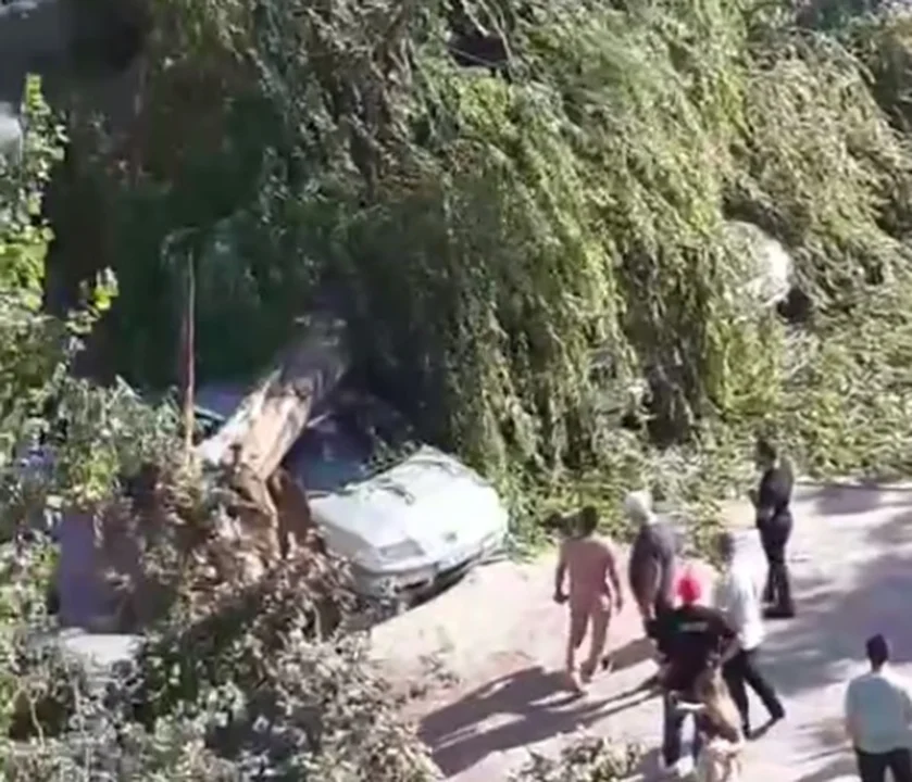 Ankara’da kuvvetli rüzgar: 4 araç hasar gördü