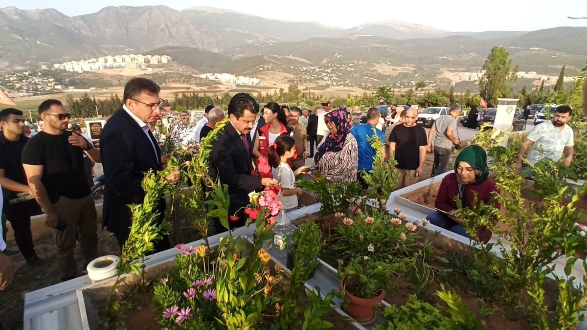 Hatay’da depremde yakınlarını kaybedenler, Kurban Bayramı arifesinde deprem şehitliklerinde ve mezarlıklarda dua edip, gözyaşı döktü.