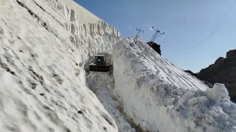 Yüksekova’da haziran ayında 8 metreyi bulan karda yol açma çalışmaları..