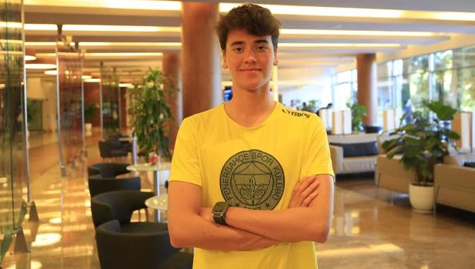 Fenerbahçe’nin milli yüzücüsü Kuzey Tunçelli’den biri dünya; üç rekorlu altın madalya