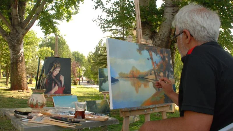 Emekli öğretmenin parktaki ‘seyyar sanat atölyesi’