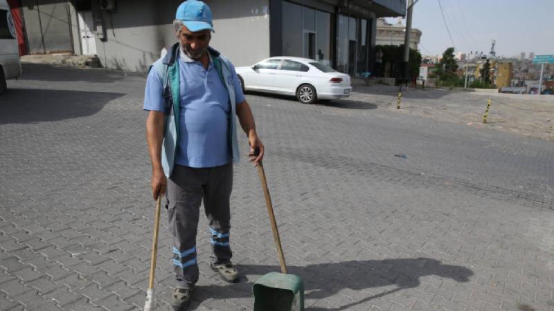 Şanlıurfa’da temizlik işçisinin motivasyon kaynağı Aşık Mahzuni Şerif