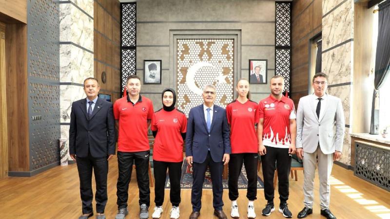 Niğde Valisi Çelik, badminton milli sporcularını kabul etti