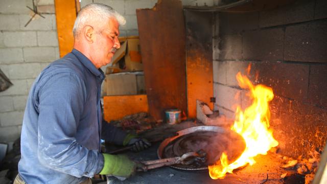 Dede mesleği kalaycılığı sürdürebilmek için kendi çabasıyla iş yeri inşa etti
