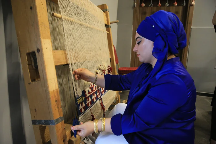 Desenleri anlam taşıyan Sarız kilimleri Kayseri’de sergileniyor