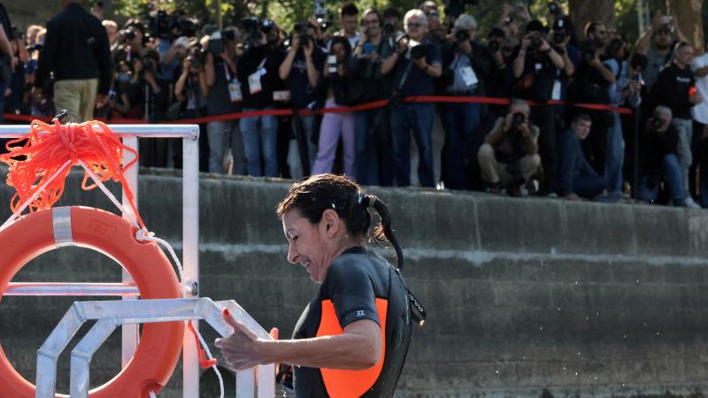 Paris Belediye Başkanı, kirliliğiyle gündeme gelen Sen Nehri’nde yüzdü