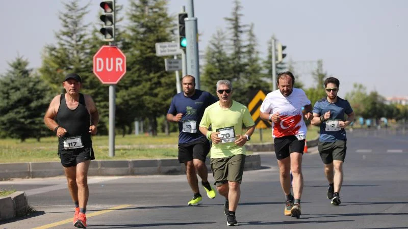 Niğde’de sporcular Şehit Ömer Halisdemir anısına koştu