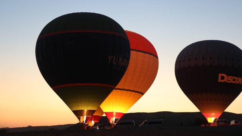 Sıcak hava balonları 15 Temmuz’da Türk bayrağı ve pankartlarla havalandı