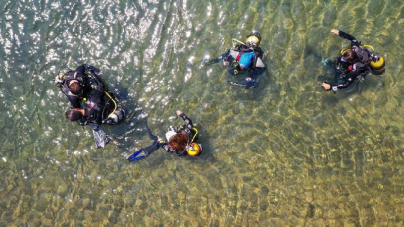 Hem dalgıç yetiştiriyor hem de Marmara Denizi’nin su altı yaşamına dikkati çekiyor