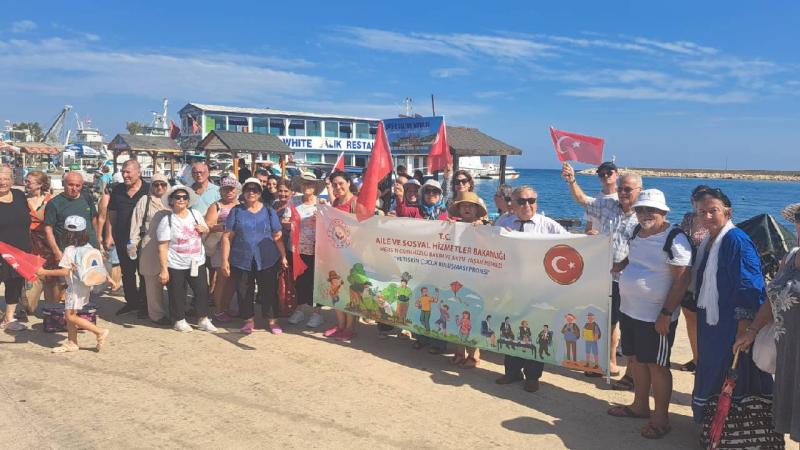 Mersin’de 60 yaş üstü vatandaşlar tekne turuna katıldı