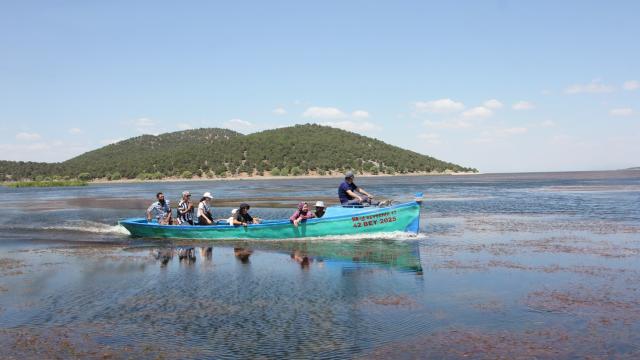 Balıkçı teknesiyle ulaştıkları adada doğa yürüyüşü yaptılar