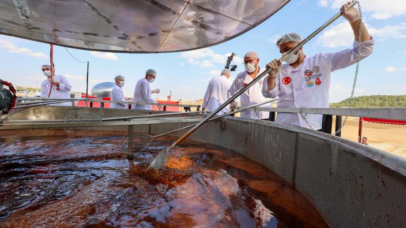 Dev kazanda pişen Uşak tarhanası dünya rekoru kırdı