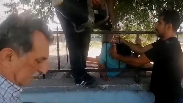 Osmaniye’de başı demir korkuluklara sıkışan çocuğu itfaiye kurtardı