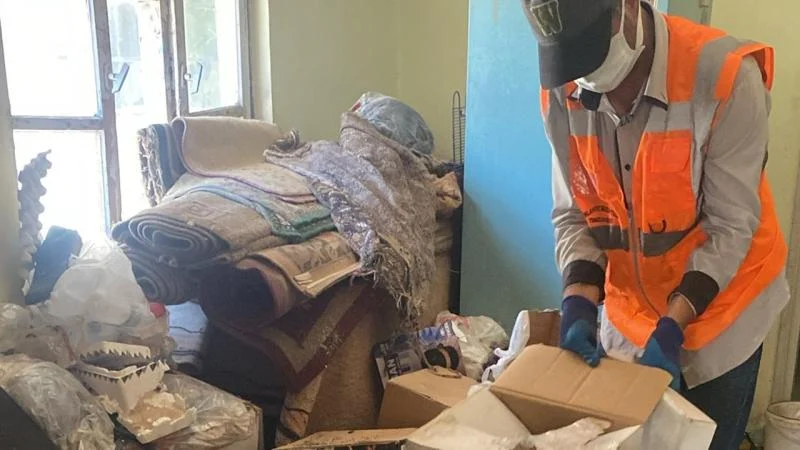 Kötü koku yayılan evden 1 kamyon çöp çıktı
