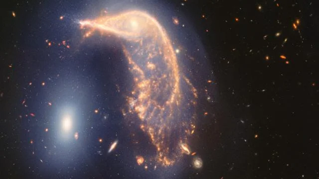 326 milyon ışık yılı uzaklıkta iç içe geçmiş 2 galaksi görüntülendi