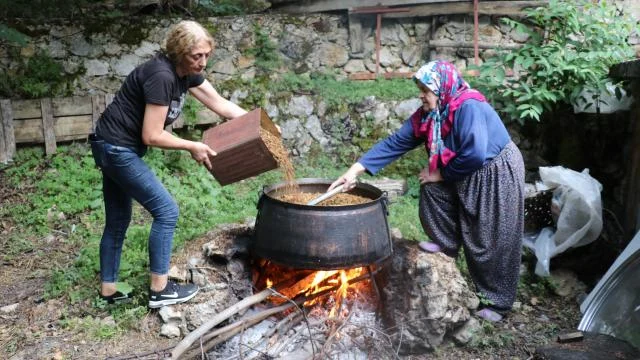 Erzincan’da Eğin dutu pekmezi için kazanlar yakıldı