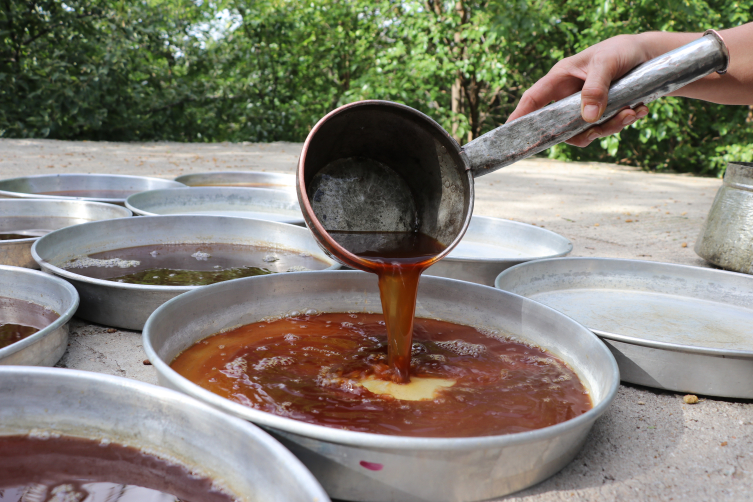 Erzincan’da Eğin dutu pekmezi için kazanlar yakıldı