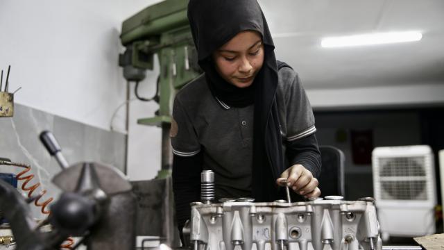 14 yaşındaki Cemre motor kapağı taşlama ustası babasına çıraklık yapıyor