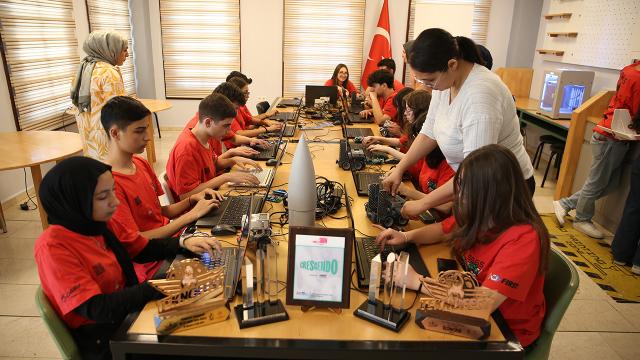 Depremzede öğrenciler roket projesiyle TEKNOFEST’te birincilik hedefliyor