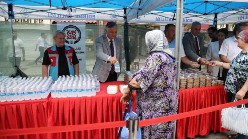 Edirne Valiliğince vatandaşlara aşure ikram edildi
