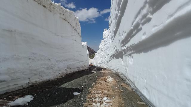 Yazın ortasında 7 metrelik karla mücadele
