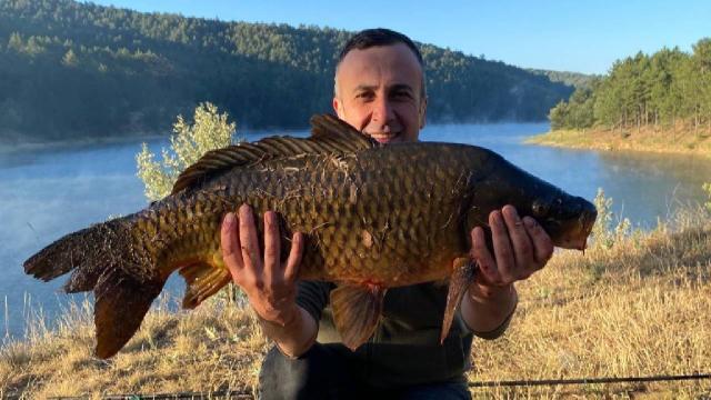 Tavşanlı’da olta ile rekor büyüklükte balık yakalandı
