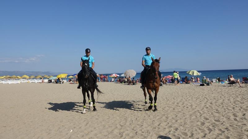 Tatil sezonuyla birlikte atlı jandarma birlikleri de sahile indi