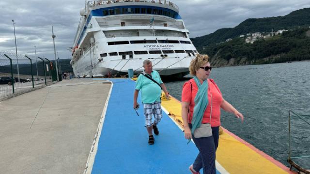 Amasra’ya “Astoria Grande” kruvaziyeriyle 982 turist geldi