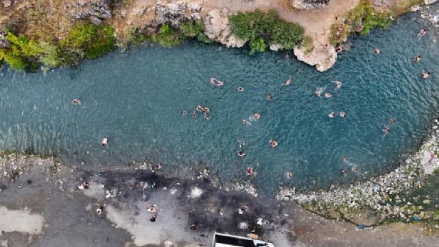 Bingöl’de sıcaktan bunalanlar termal suların karıştığı gölette serinliyor