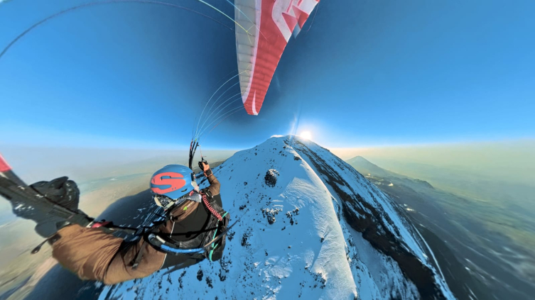 Tırmandığı Ağrı Dağı’ndan paraşütle indi