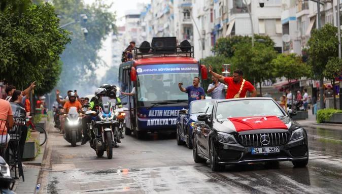 Kırkpınar Başpehlivanı Zeybek’e coşkulu karşılama