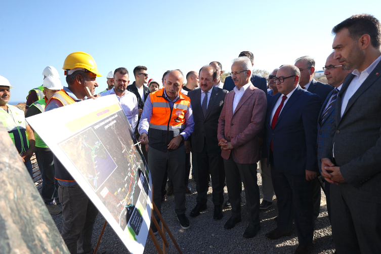 Bakan Uraloğlu: Mersin’deki otoyol projesiyle Çeşmeli-Kızkalesi kesimi 18-20 dakikada geçilebilecek