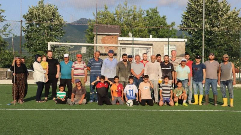 Gençler için önce futbol sahasını yenilediler, şimdi de tribün yapıyorlar