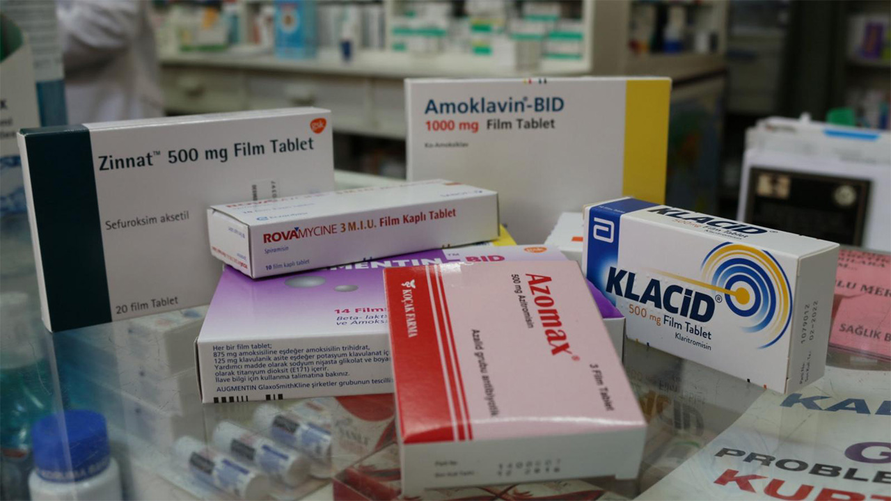 Her Hasta Olduğunda Antibiyotiklere Koşanlar Buraya: Virüsler Neden Antibiyotiklerden Etkilenmez?