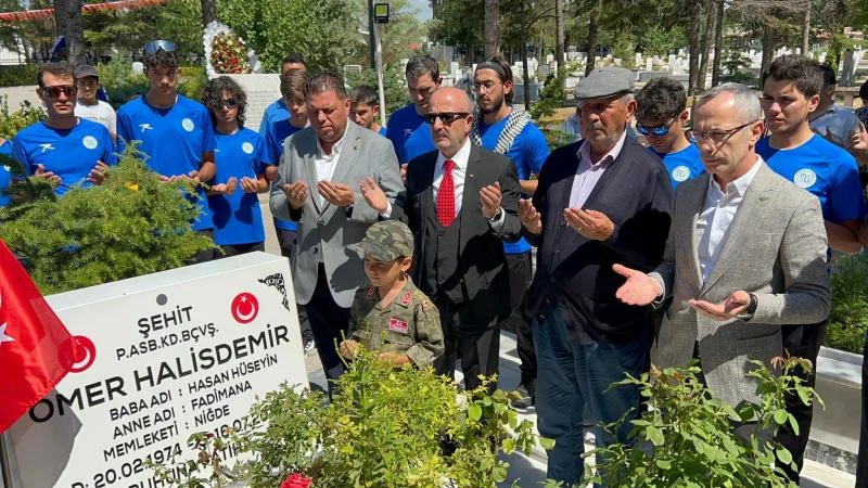Türkiye’nin her yerinden 15 Temmuz kahramanı şehit Ömer Halisdemir’in kabrine akın