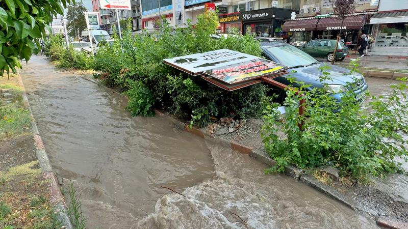 Osmaniye’de sağanak ve şiddetli rüzgar yaşamı olumsuz etkiledi