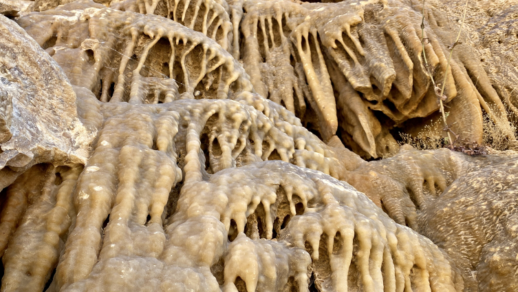 Kırşehir’de dağ yamacında traverten olduğu değerlendirilen oluşum bulundu