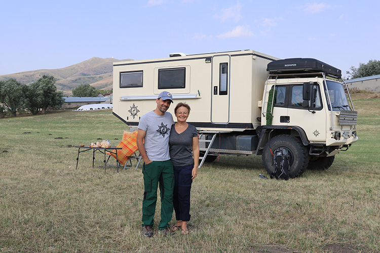 Alman çift, dünyayı gezme hayallerini karavanlarıyla gerçekleştiriyor