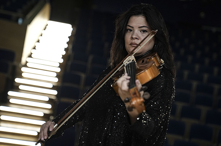 Ses sanatçısı Ayşe Atam’ın hayali, kendi gibi devlet korumasında yetişenlere konser vermek