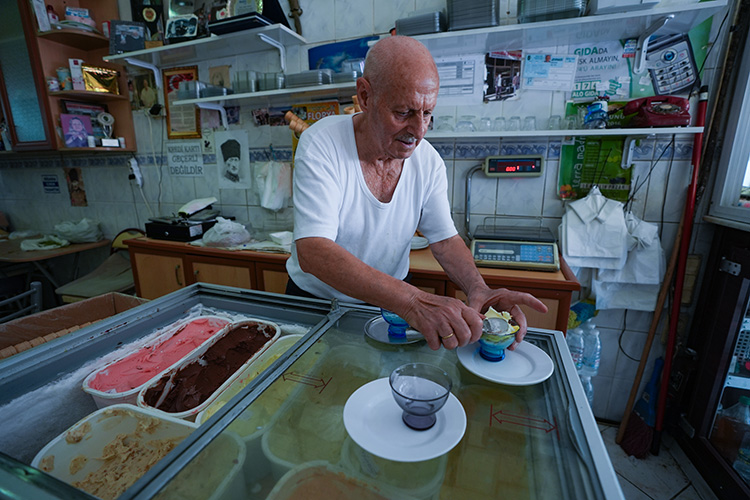 Koruk suyundan yaptığı dondurma ekşi severlerin favorisi oldu