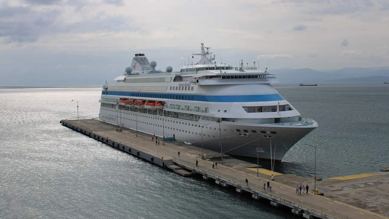 ‘Astoria Grande’ kruvaziyeri 825 yolcusuyla Sinop’taydı