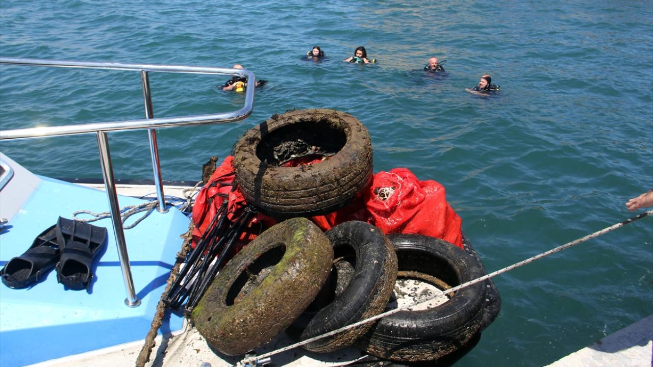 Sinop’ta 16 dalgıçla deniz dibi temizliği yapıldı.