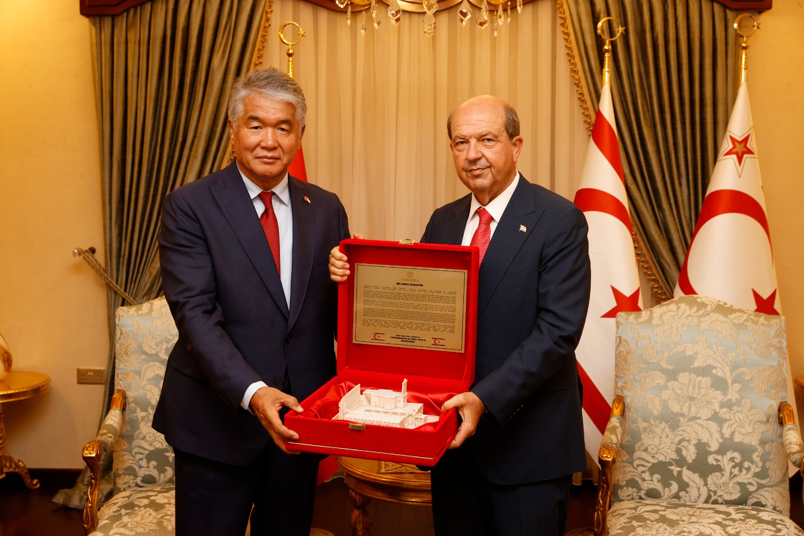 TÜRKSOY Genel Sekreteri Sultan Raev KKTC Cumhurbaşkanı Ersin Tatar’ı Ziyaret Etti