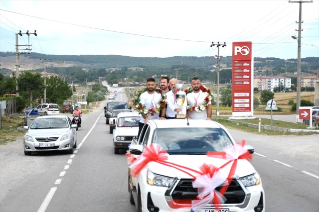 663. Tarihi Kırkpınar Yağlı Güreşleri’nde derece elde eden pehlivanlar Ladik’te karşılandı